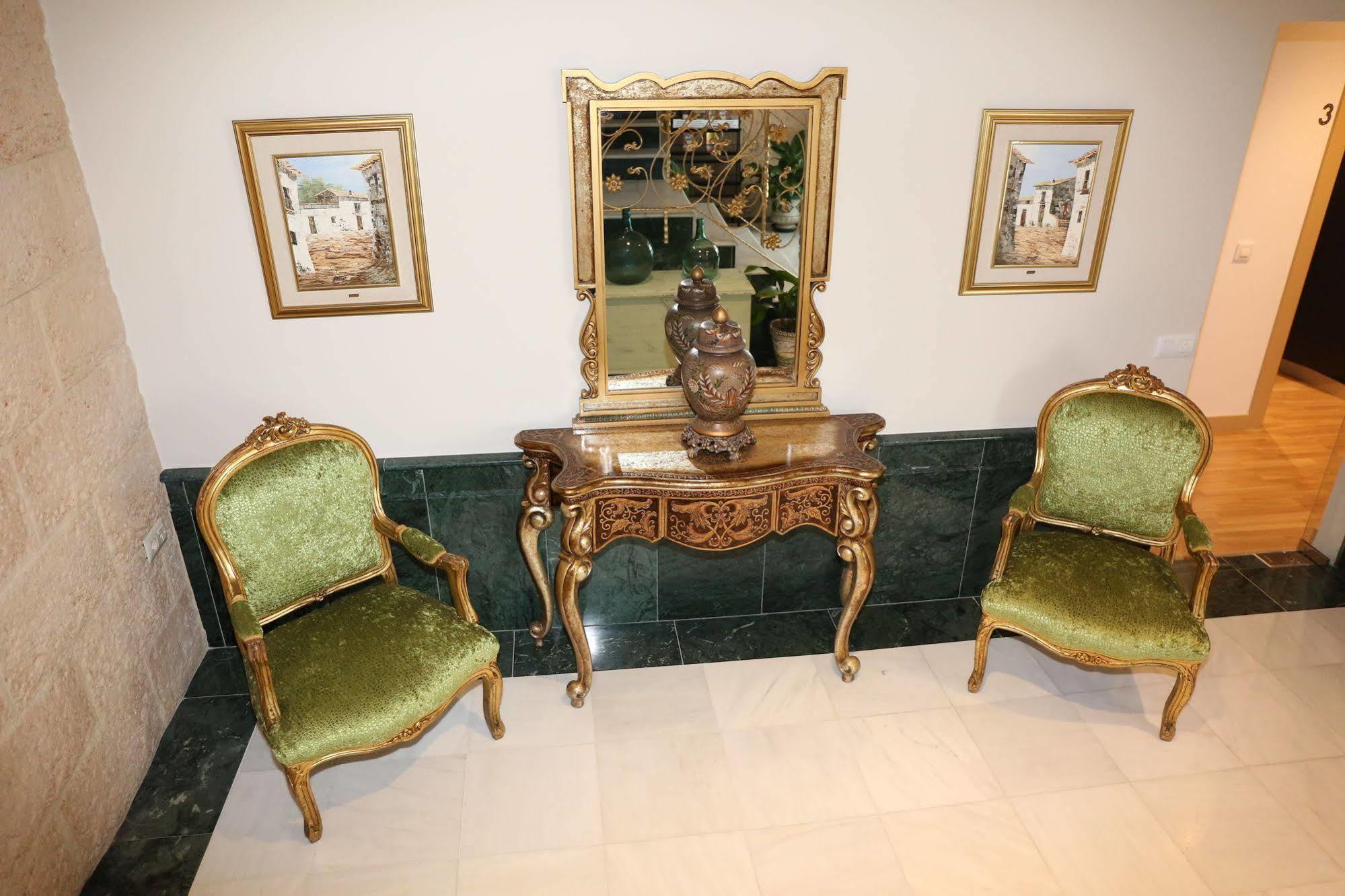 Отель La Janda Вьер де ла Фронтера Экстерьер фото A console table with two armchairs